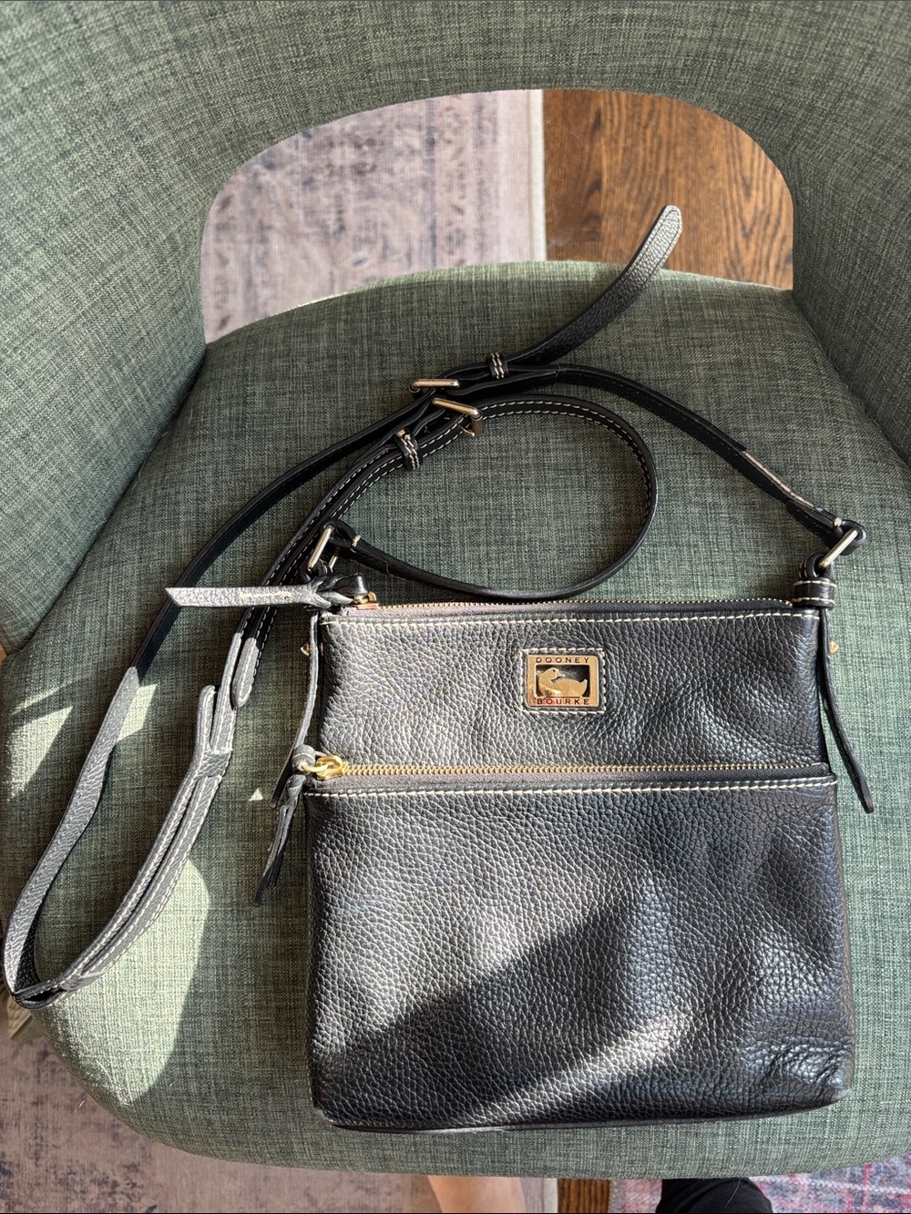 Dooney & Bourke Black Pebbled Leather Adjustable Crossbody purse Classic GUC